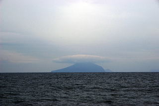 笠雲のかかった利島