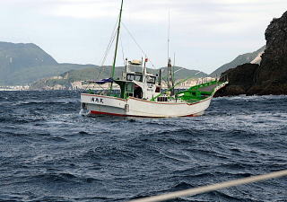 漁船に式根島の「吹の江」入口を教えてもらう