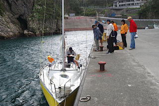 式根島の野伏港に接岸したAIOI号