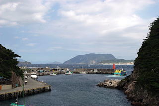 式根島の高台から野伏港を望む(後方は新島)