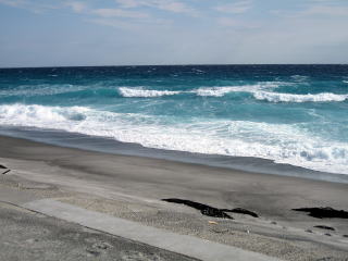 新島・羽伏海岸の波