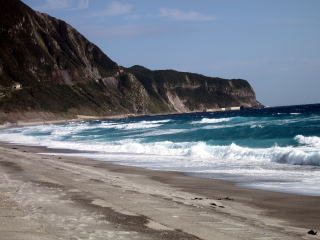 新島の羽伏海岸を望む