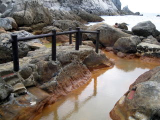 海岸と接する地鉈温泉(2)