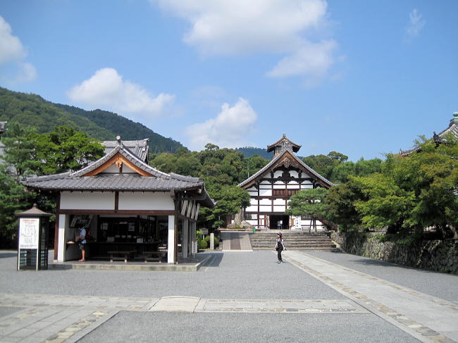 正面右側が庫裏です