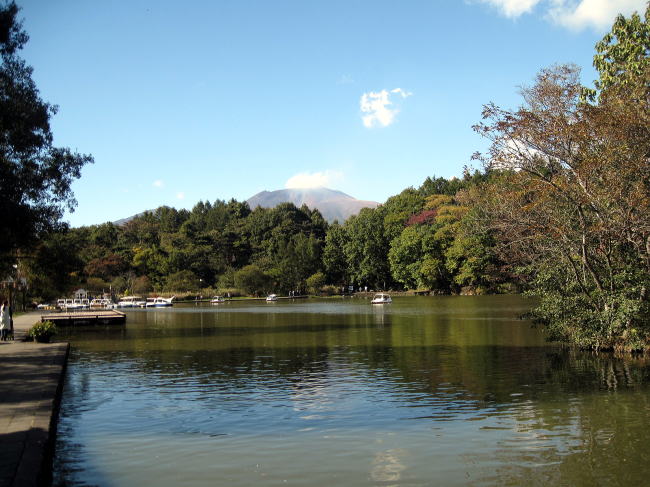 軽井沢・塩沢湖の眺め(後方は浅間山)