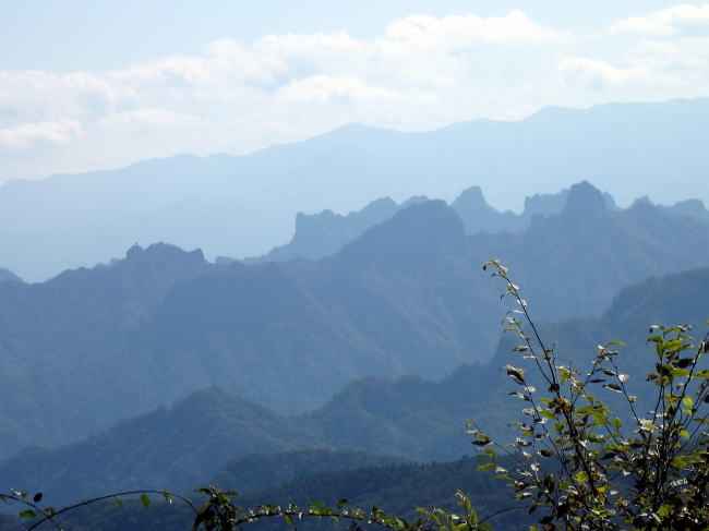 ハイキングコ－スの峠から眺めた妙義山