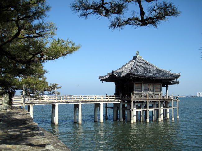 Ukimido standing at the shore of Lake Biwa
