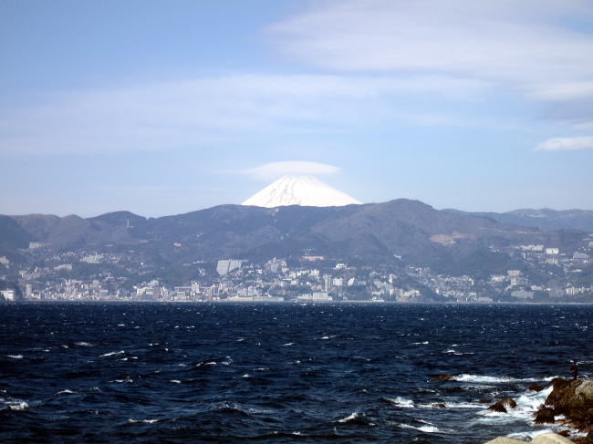 真白に冠雪した富士山を眺める