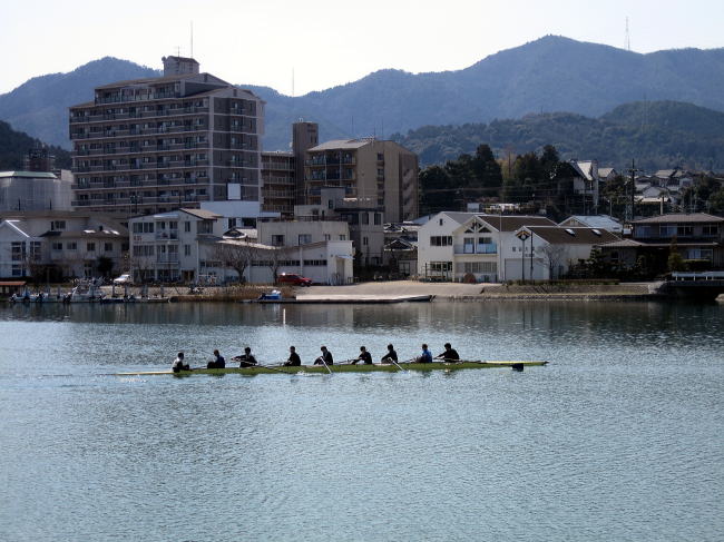 瀬田川でボ－トの練習をするボ－ト部の学生?