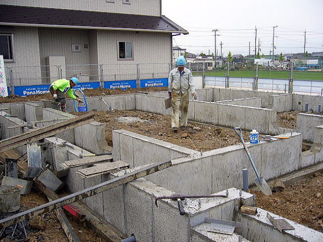 コンクリ－トの型枠解体工事(1)